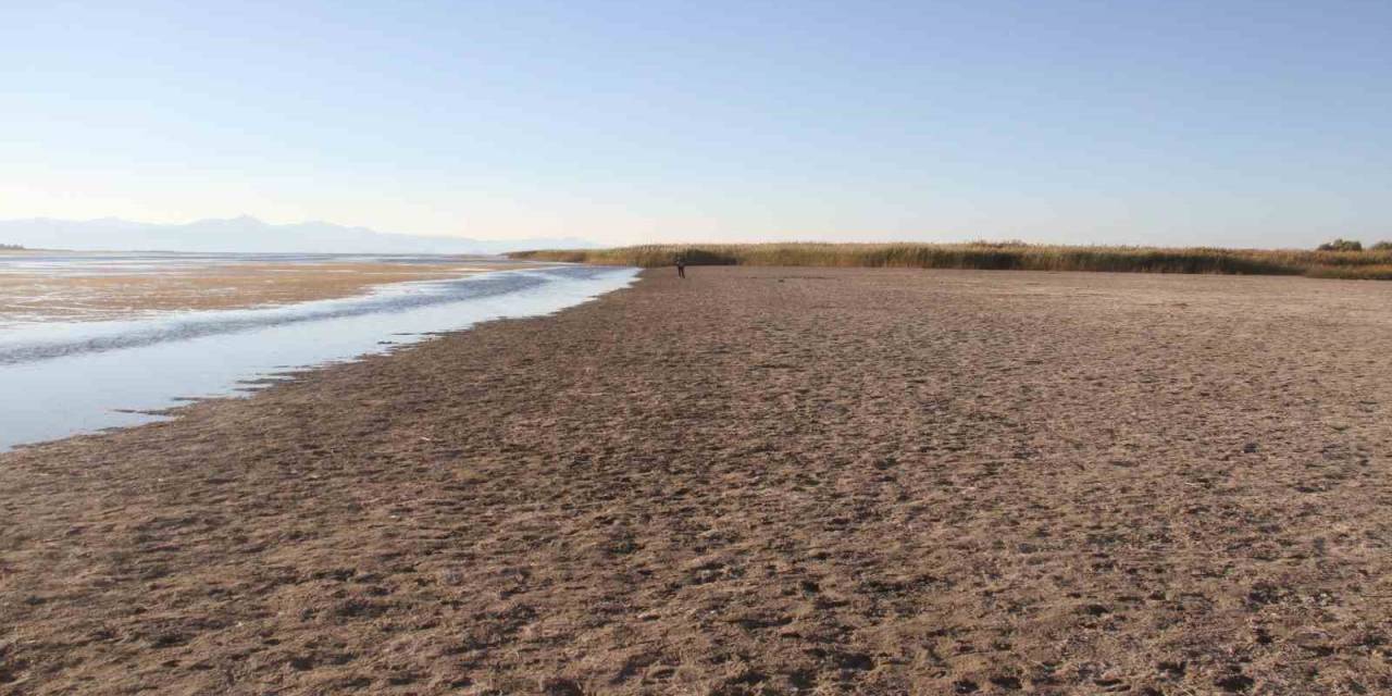 Balıkçıların Ağ Attığı Kuruyan Göldeki Toprak Parçalarında Şimdi Yürüyüş Yapılıyor