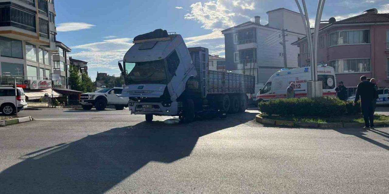 Motosiklet Kamyonun Altına Girdi, Sürücü Kazayı Hafif Atlattı