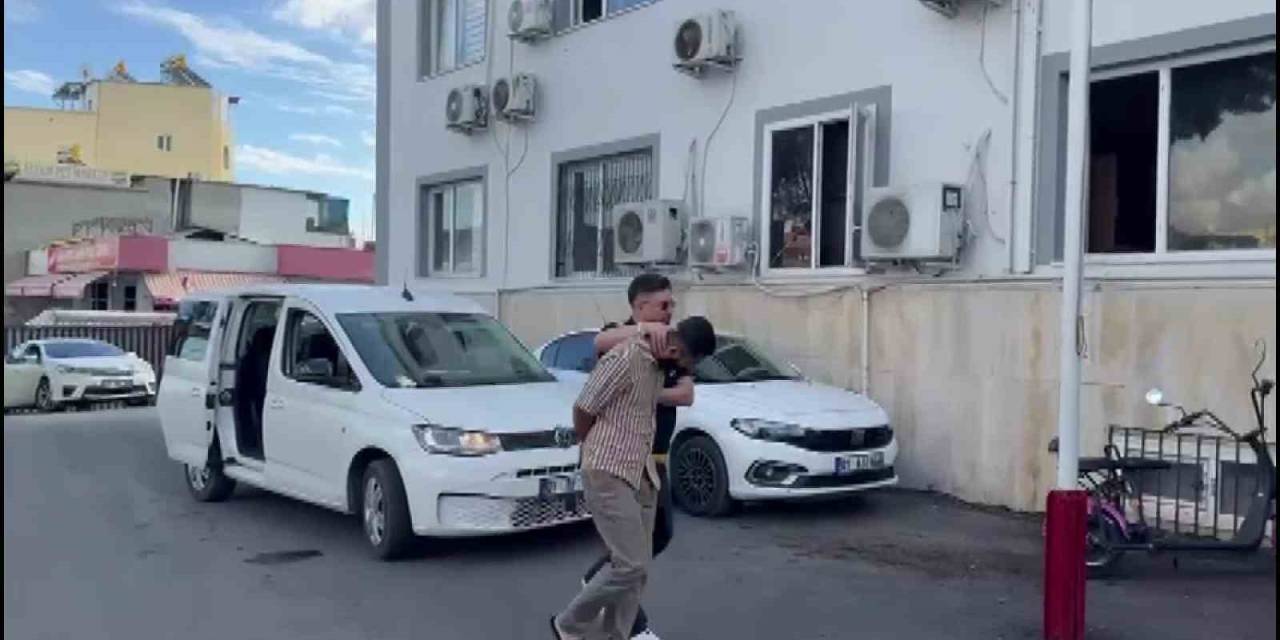 Polis Süsü Verip Çakarla Gezdi, Havaya Ateş Açıp Çocukların Üzerini Aradı