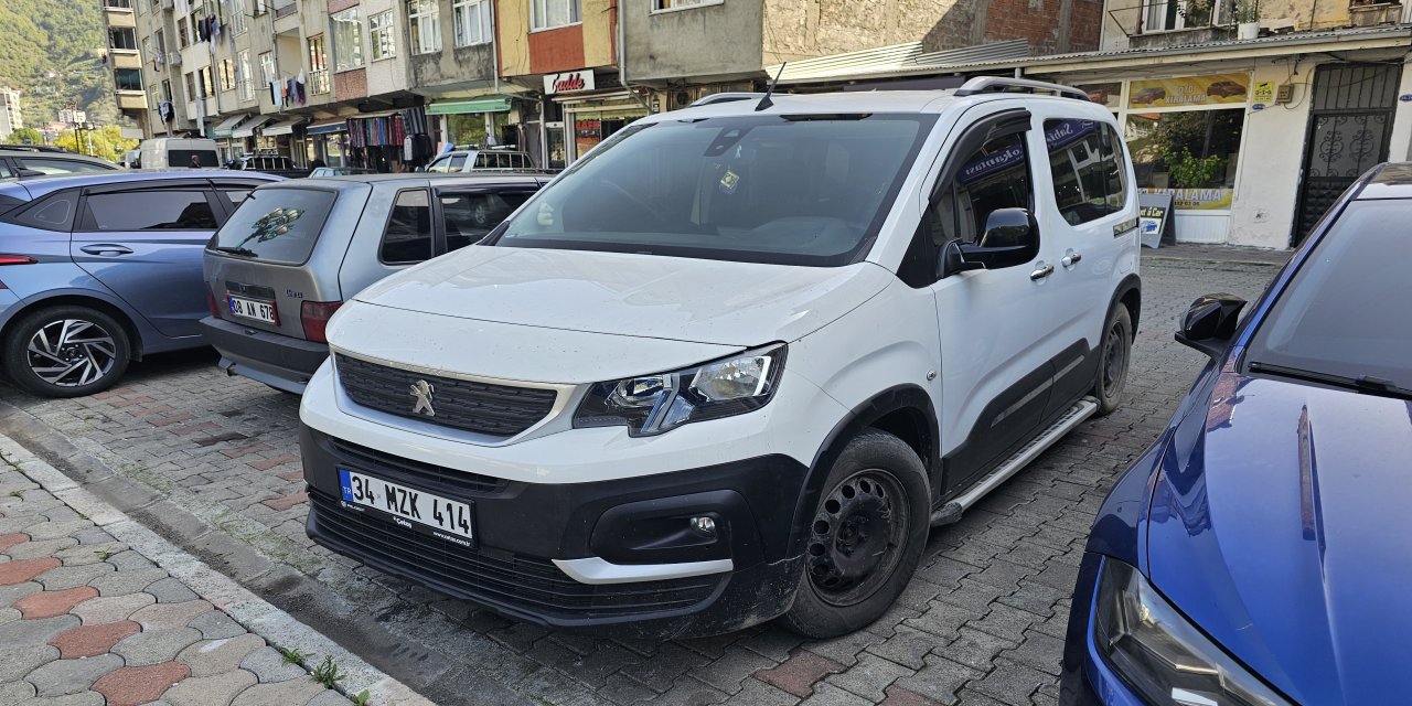 Borçka'da sel felaketinde mahsur kalan aracını 20 gün sonra vinç yardımıyla kurtardı