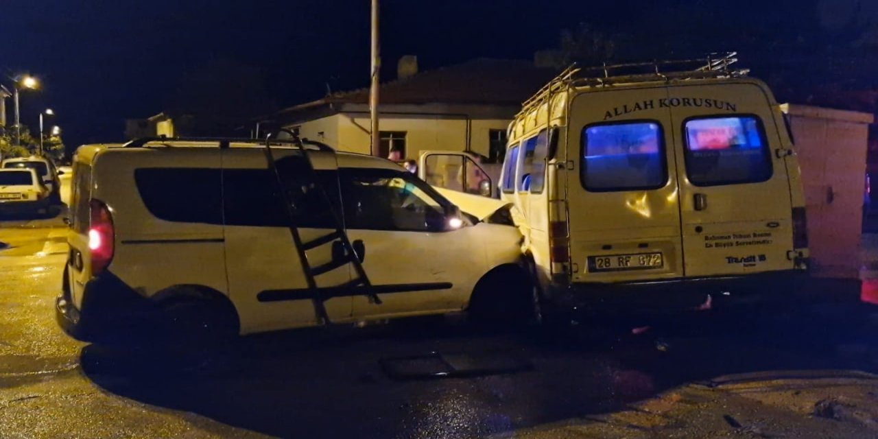 Minibüsle çarpışan hafif ticari aracın sürücüsü kaçtı