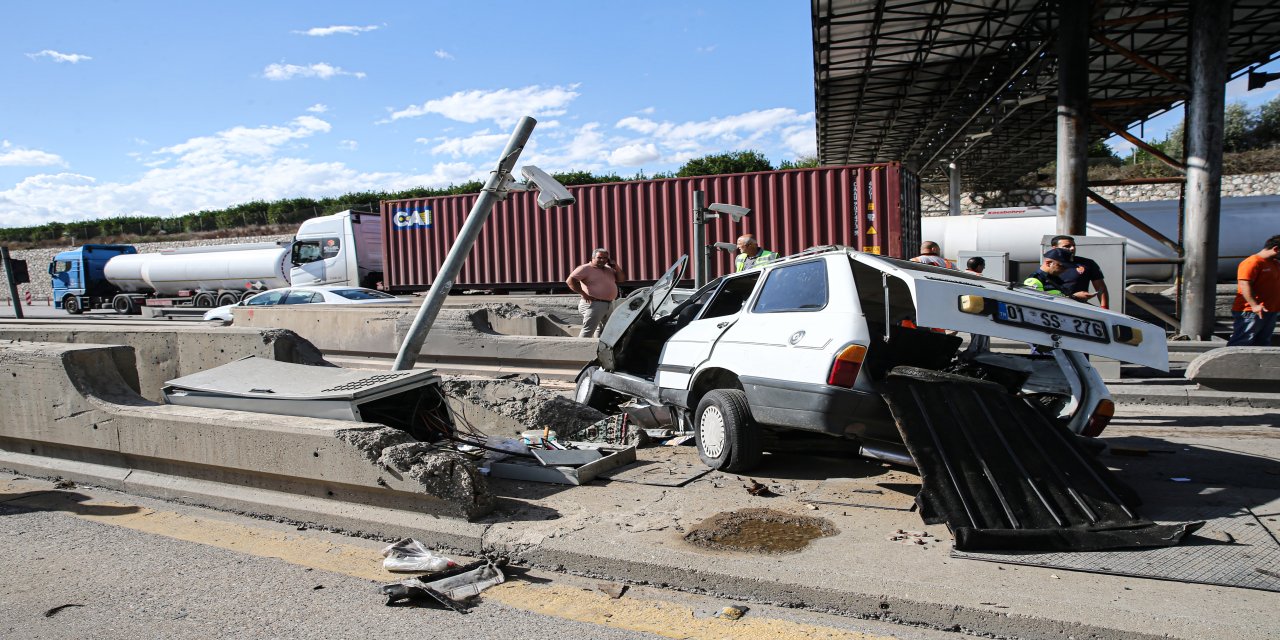 Otomobil, otoyol gişelerinde beton bariyerlere çarptı: 2 ölü