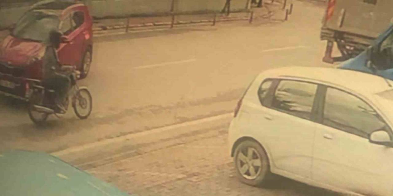 Sinyal Vermeyen Sürücü Kazaya Sebep Oldu, 1 Kişi Yaralandı: O Anlar Kamerada