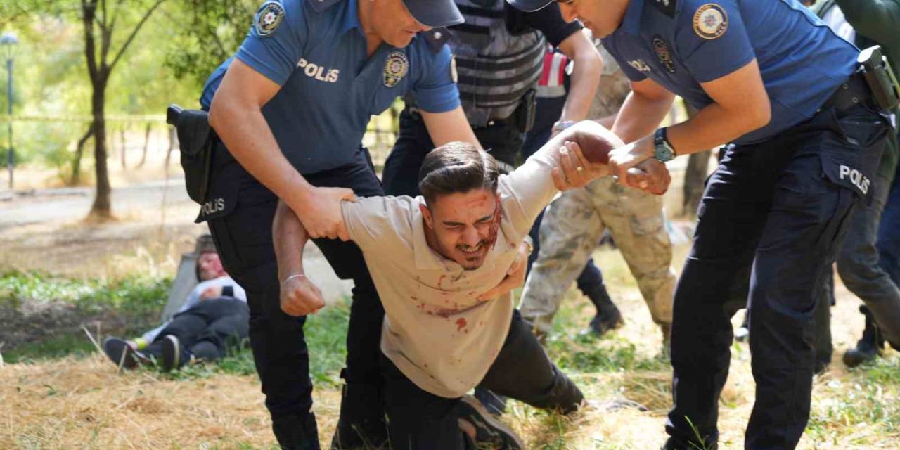 Gaziantep’te Terör Tatbikatında Kendini Rolüne Kaptıranları Ekipler Güçlükle Sakinleştirdi