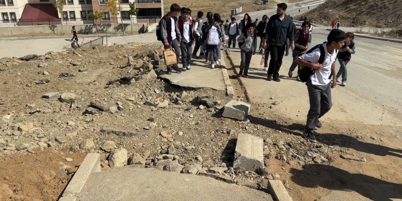 Yüksekova’da Doğalgaz Çalışmaları Tamamlanmadı, Kazılan Yollar Öylece Kaldı