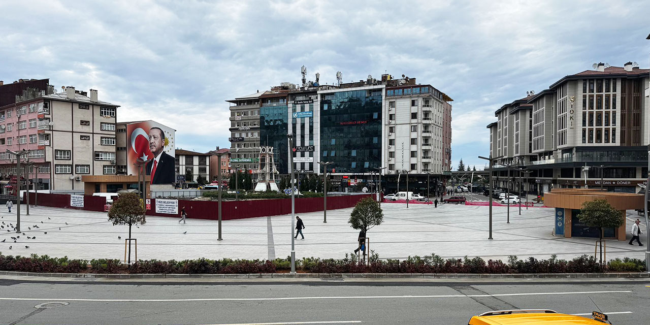 Rize Meydanı Yap Boz Oldu. Tadilatla Beraber 15 Temmuz Şehitler Anıtı Kaldırıldı Saat Kulesi Yerleştirildi