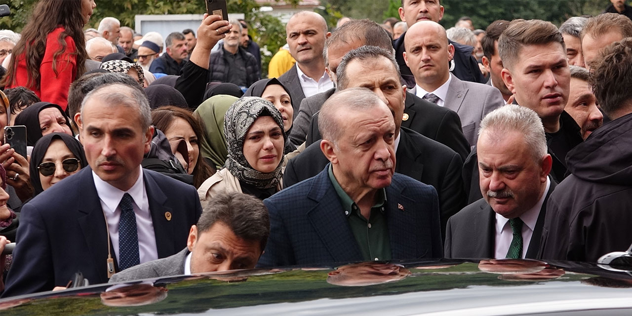 Cumhurbaşkanı Erdoğan cuma namazını Güneysu Merkez Camii'nde kıldı