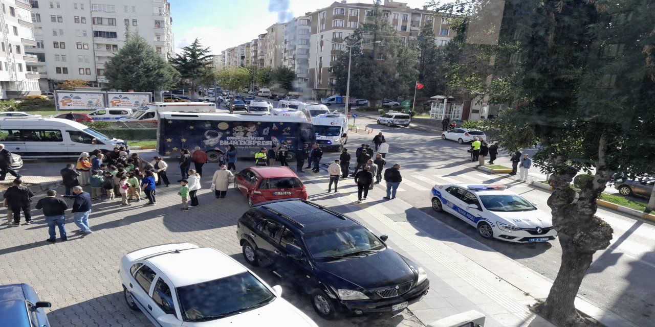 Çorum'da halk otobüsü kamyona çarptı: 22 öğrenci yaralandı