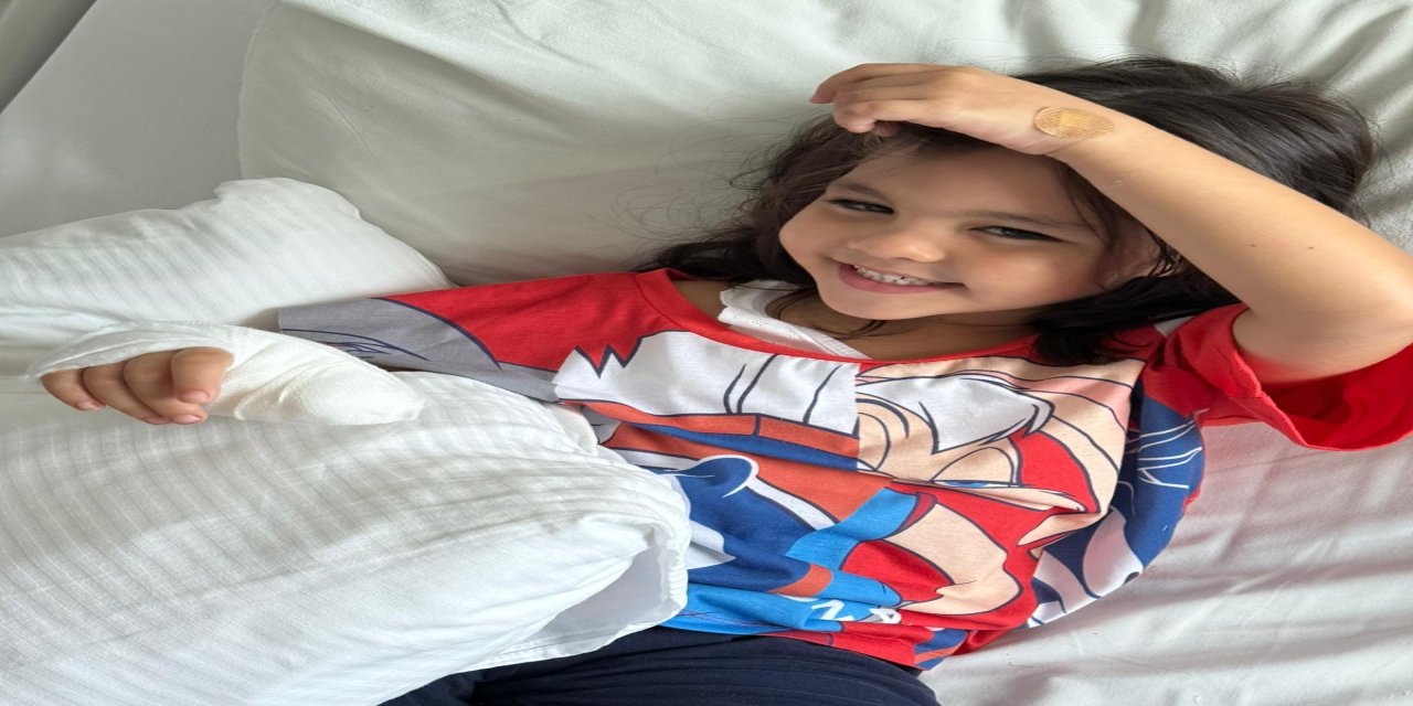 4 yaşındaki Mavi İmer'in parmağı, anaokulunun demir kapısına sıkışıp koptu