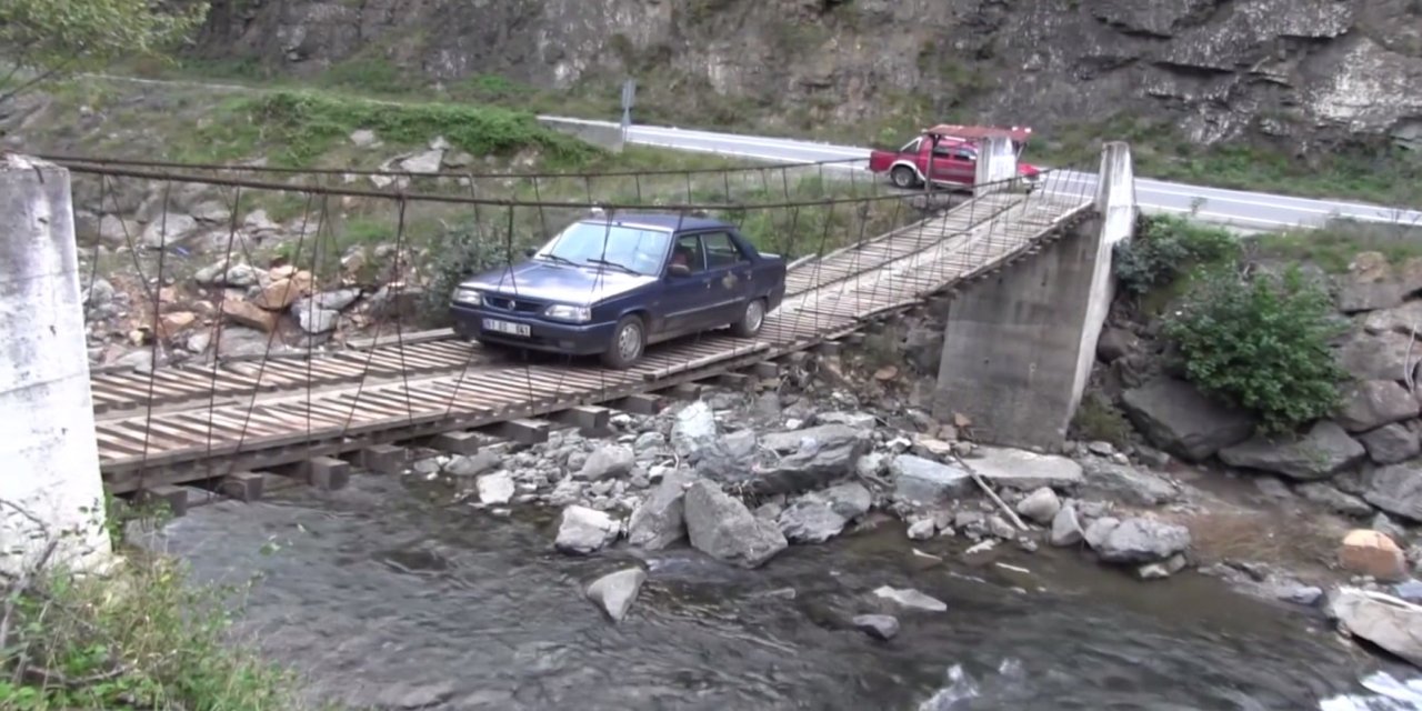 Asma köprüye demir kapı yaptırıp, kilit de taktı