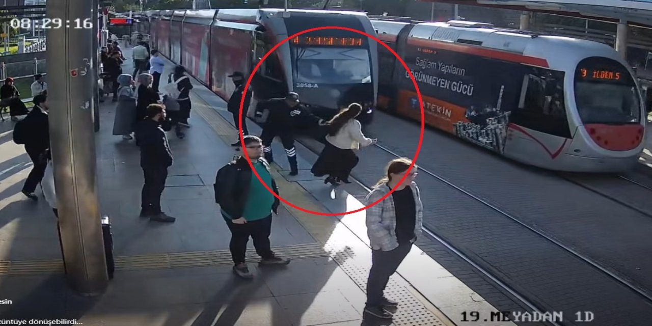 Tramvayın altında kalmaktan güvenlik görevlisi kurtardı; o anlar kamerada