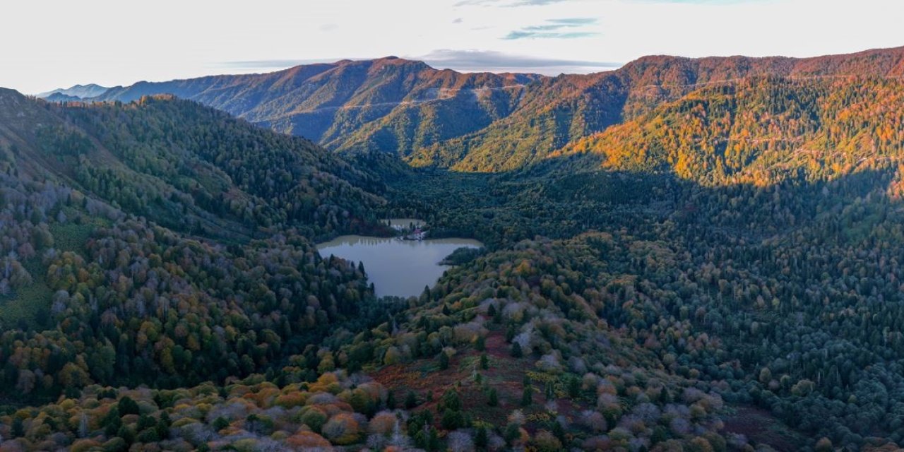 Borçka Karagöl'e en çok sonbahar renkleri yakışıyor
