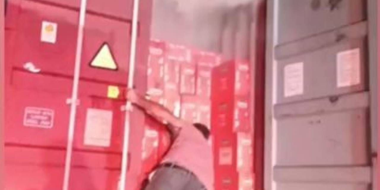 Seyir Halindeki Tır Alev Aldı: Makarnaları Dorseden Atarak Kurtarmaya Çalıştı