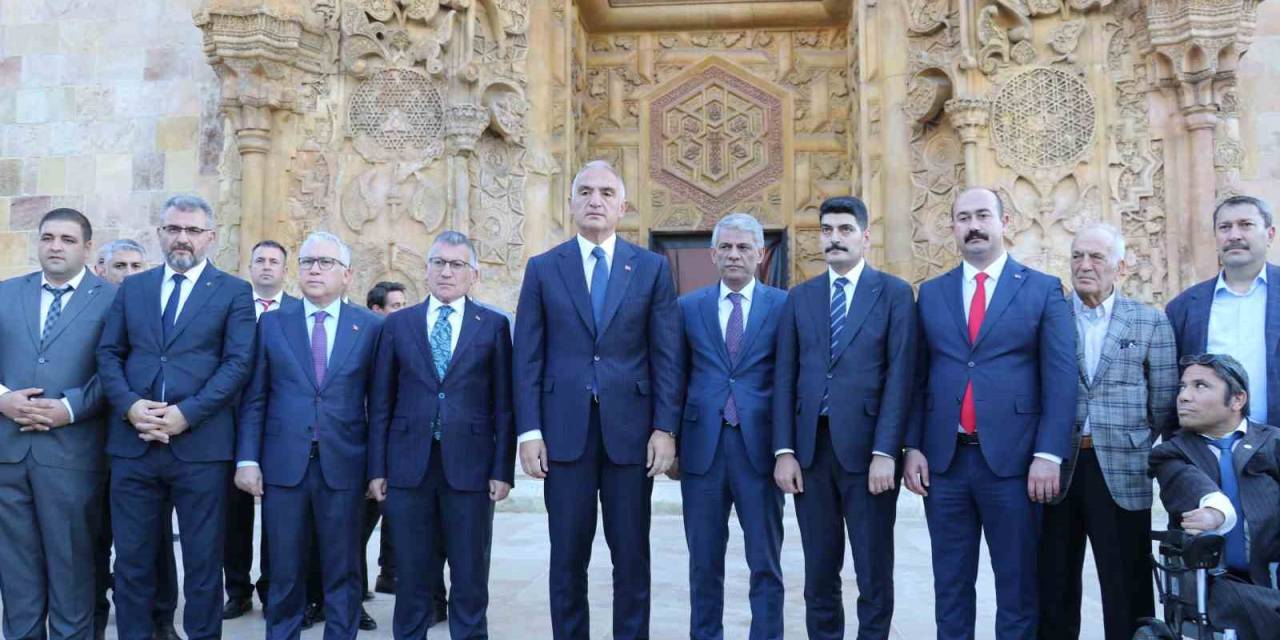 Bakan Ersoy, Divriği Ulu Camii Ve Darüşşifası’nı Ziyaret Etti, Tescilli Divriği Pilavından Tattı