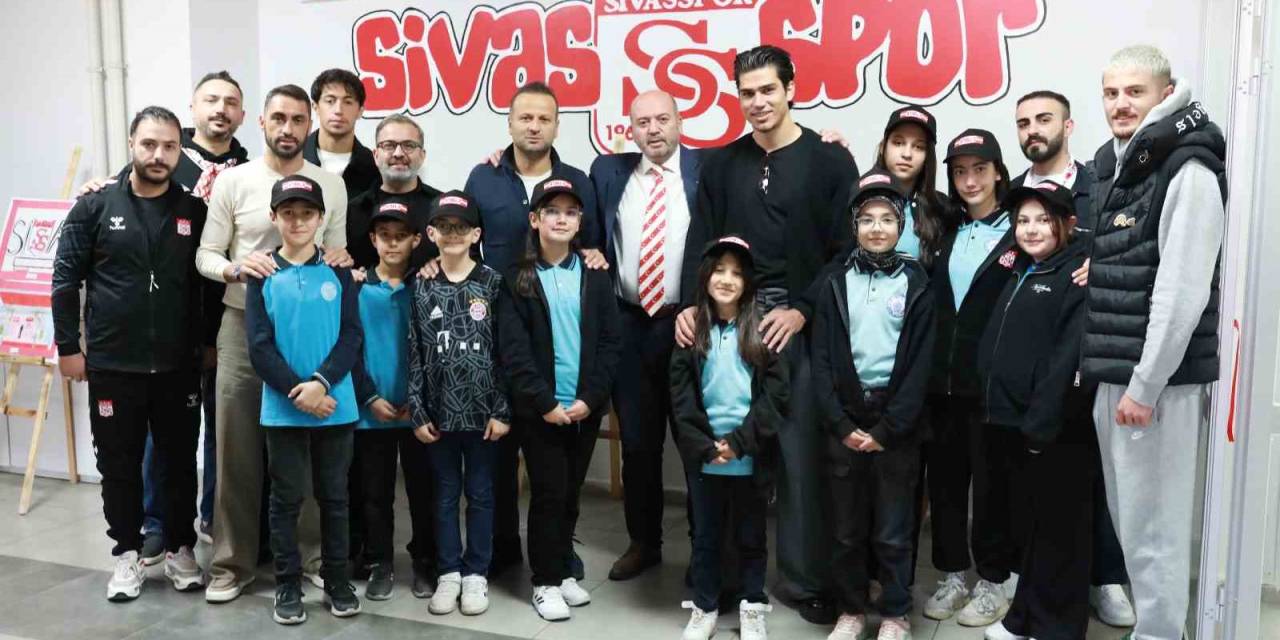 Ortaokul Öğrencileri Sivasspor Sevgisini Resmetti, Futbolcular Sergiyi Açtı