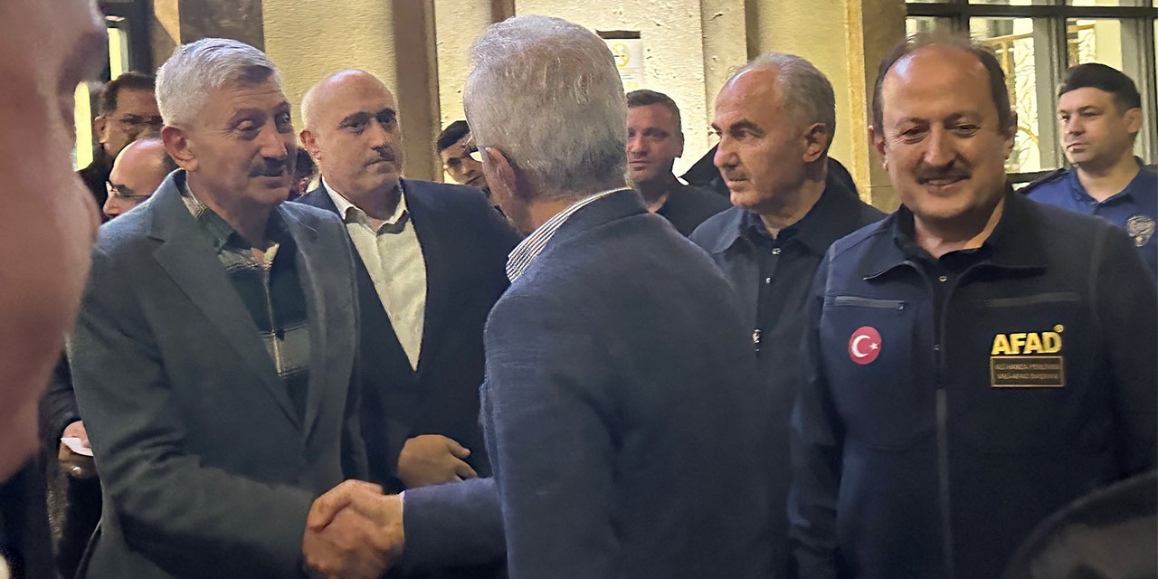 Başkan Metin "Rize'ye Hiçbir Şey Yapmasanız da Borcumuzu Ödeyemeyiz" Dedi, Trabzonlu Başkanlar Bakanları Rize'de Markaja Aldı