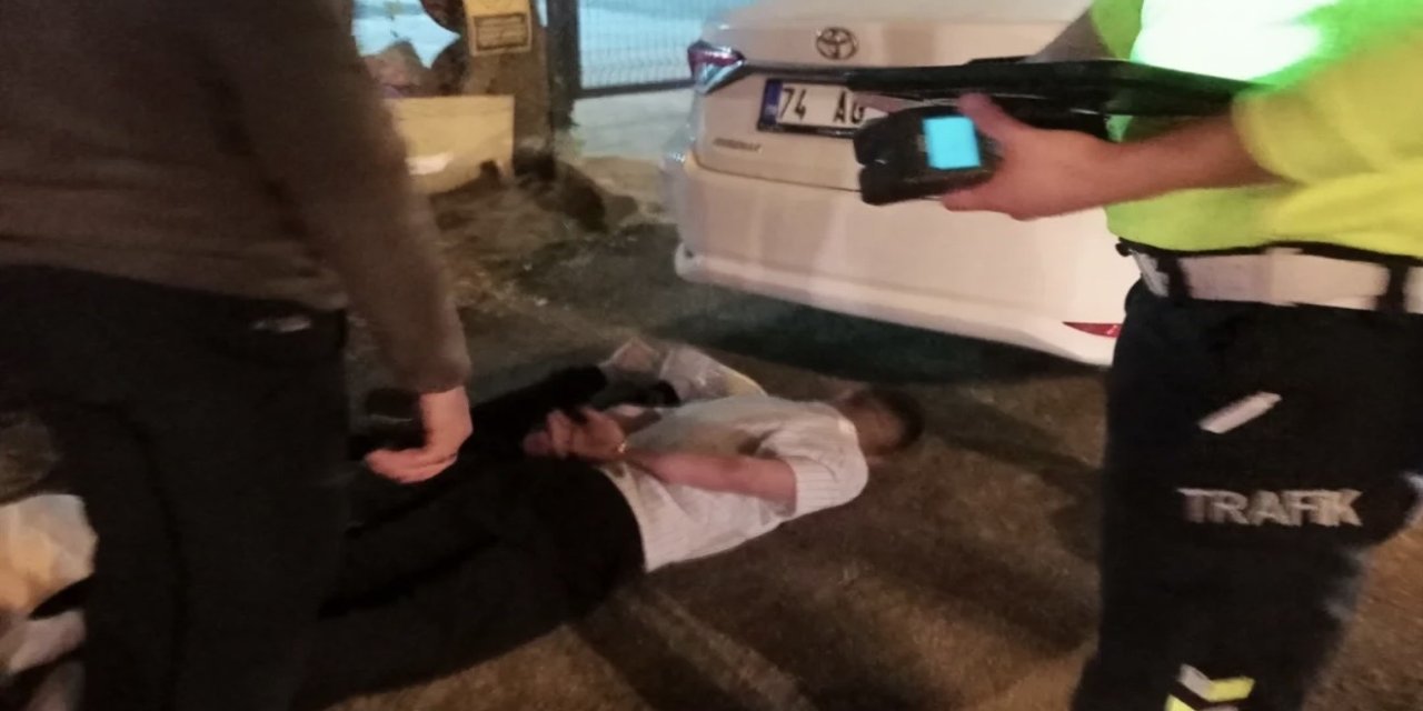 Sürücüsünün ‘dur’ ihtarına uymadığı otomobil polise çarptı