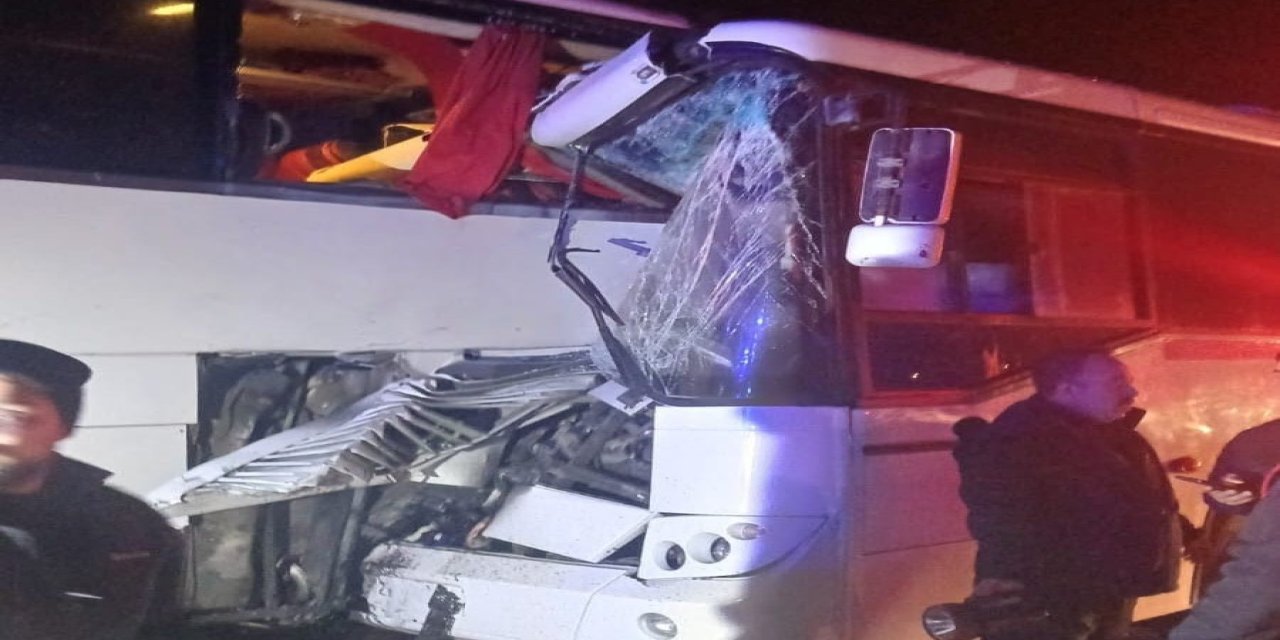 Servis otobüsü yolcu otobüsüne çarptı: 13 yaralı