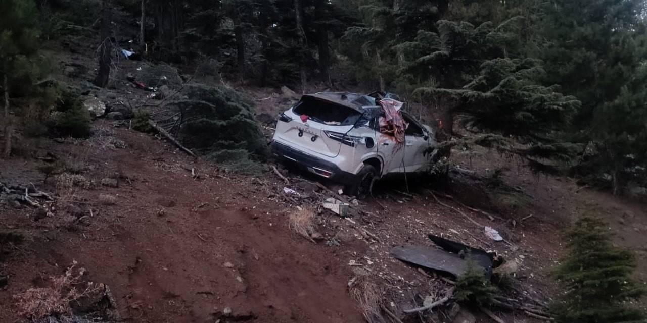Dağ Yolunda Otomobil Uçuruma Yuvarlandı: 2 Ölü