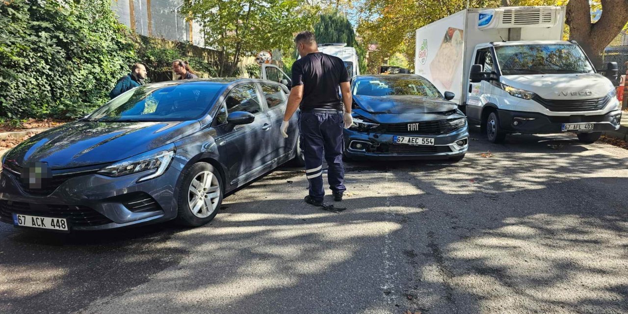 Seyir halindeyken önündeki araca çarpan sürücü yaralandı