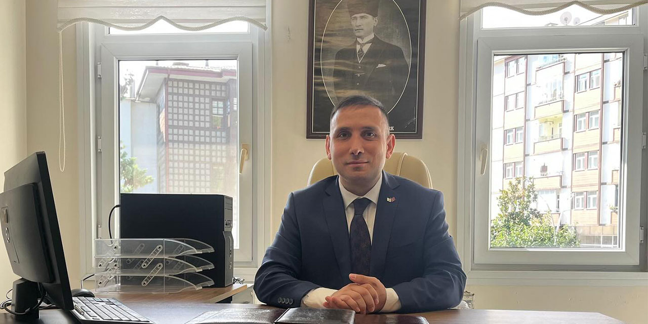 Rize'de Yeni Müdür Yıldırım'dan Anlamlı Davranış: 'Hayırlı Olsun' Çiçeklerini Yeşilay'a Bağışladı