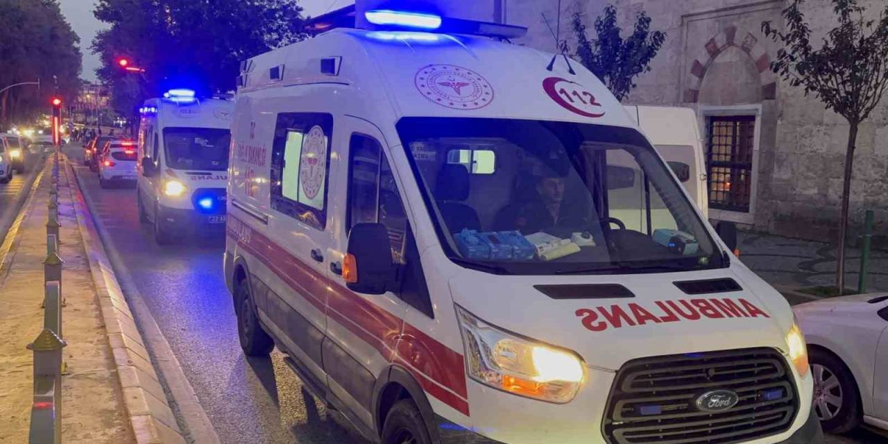 Edirne’de Motosiklet Refüje Çarptı: 2 Yaralı