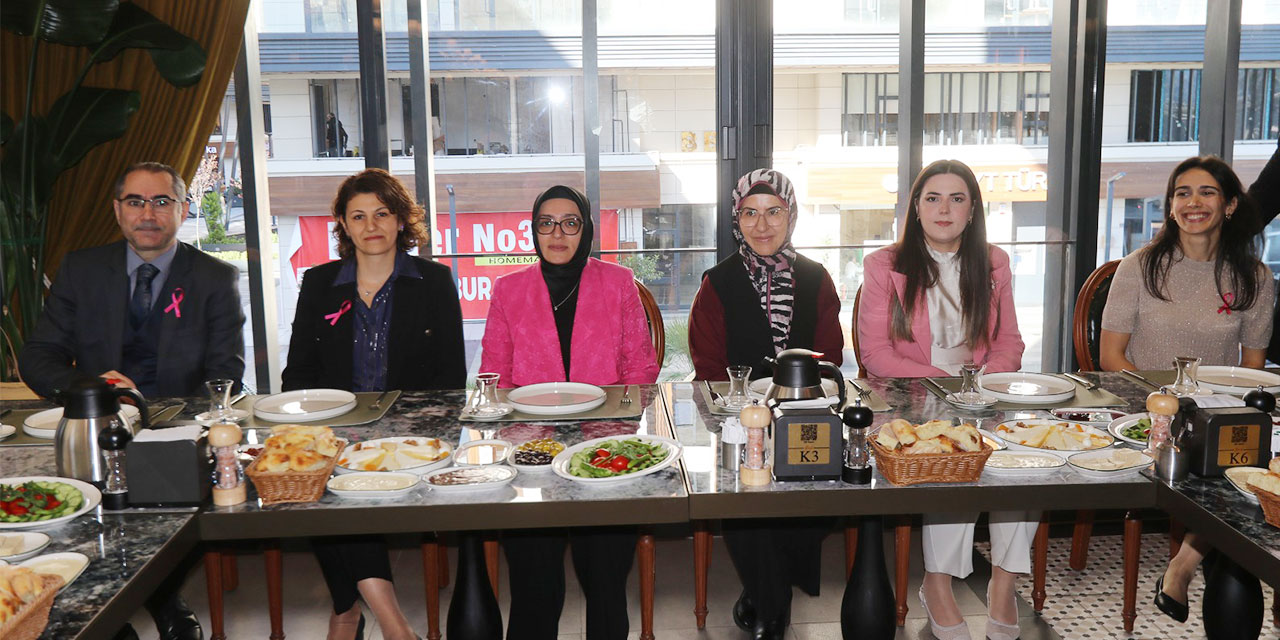 Rize'de Meme Kanseri Farkındalık Kahvaltısı Düzenlendi