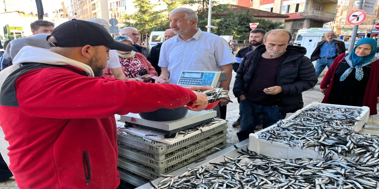 Ordu'da hamsi 25 liraya düştü, vatandaş sıraya girdi
