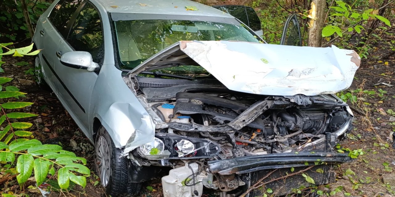 Otomobil evin bahçesine uçtu, 4 üniversite öğrencisi yaralandı