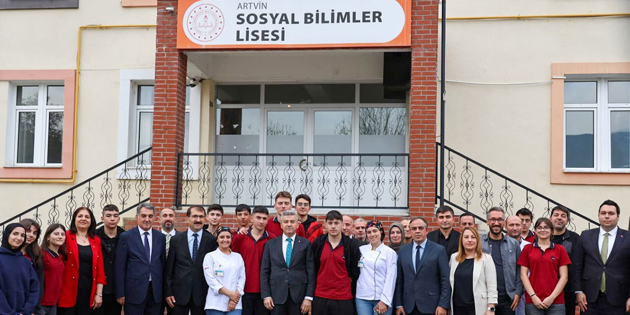 Artvin Valisi Ergün lise öğrencileriyle bir araya geldi