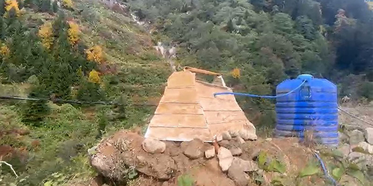 Ayder Yaylası'nda mezar görünümlü su deposu görenleri şaşırtıyor