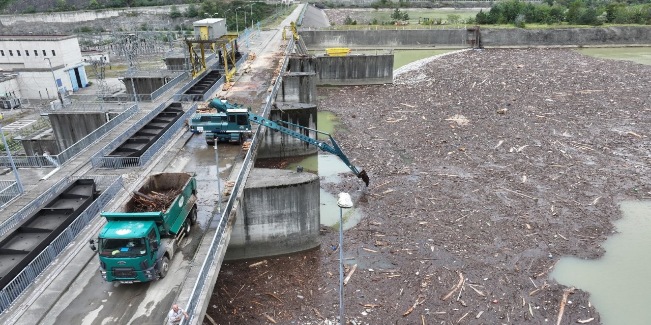 Baraj gölünde sel sularının sürüklediği odunlar temizleniyor