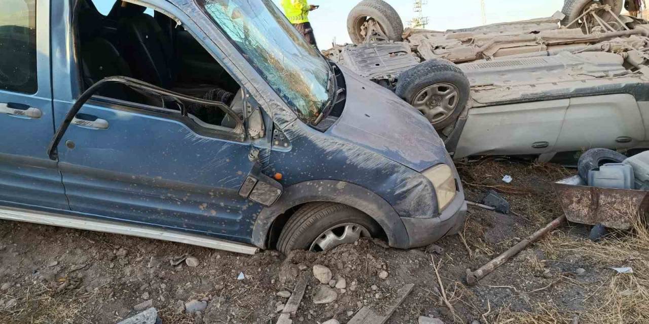 Otomobil İle Hafif Ticari Araç Çarpıştı: 1 Ölü, 1 Yaralı