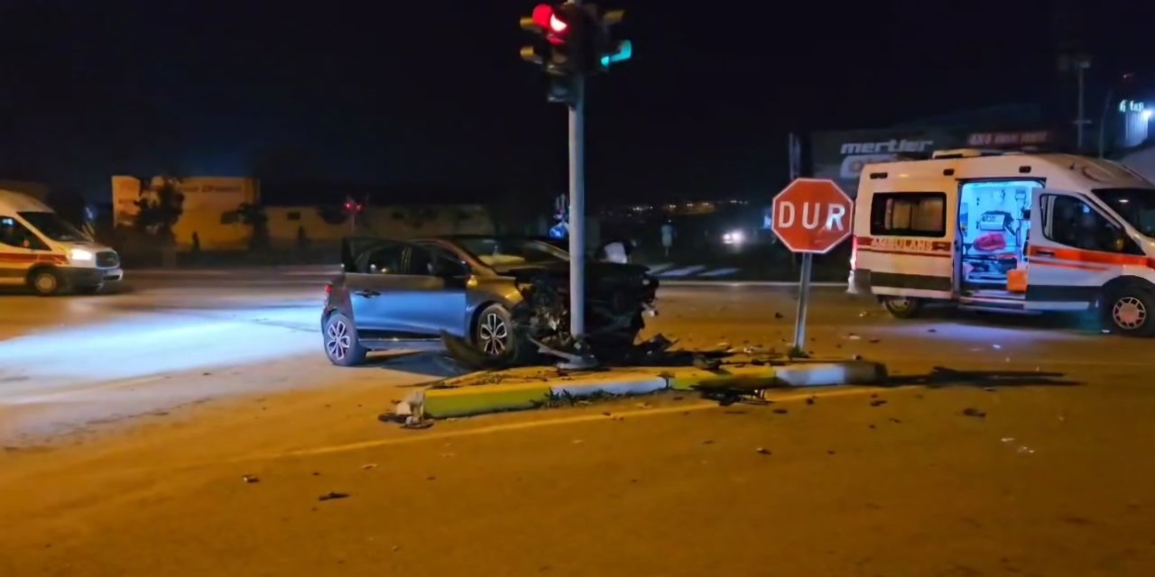 Çorum'da polis otosu ile otomobil çarpıştı, 2'si polis 4 kişi yaralandı