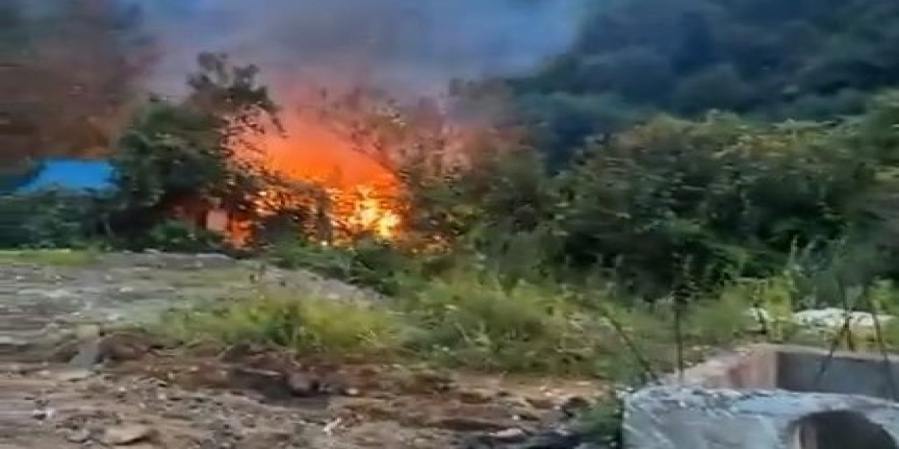 Rize’de dere kenarındaki baraka alev alev yandı