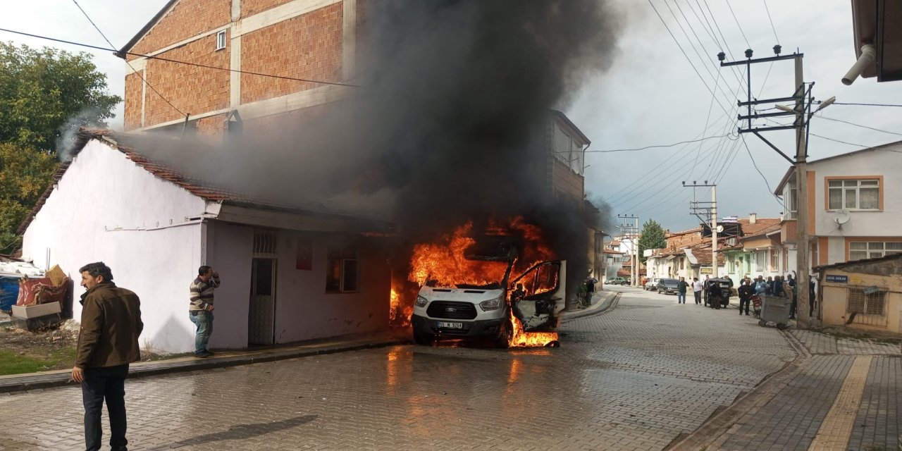 Minibüste çıkan yangında 2 bina zarar gördü