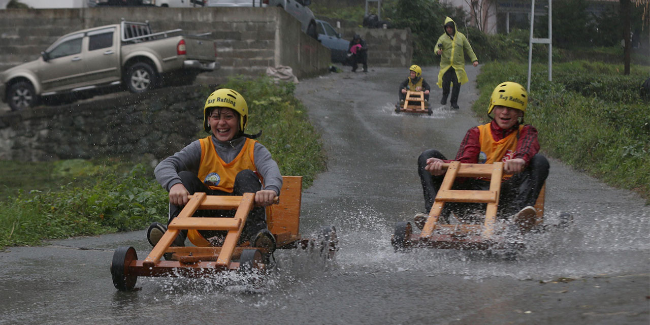 Rize'de tahta arabalar yağmura rağmen "Laz Ralli"de yarıştı
