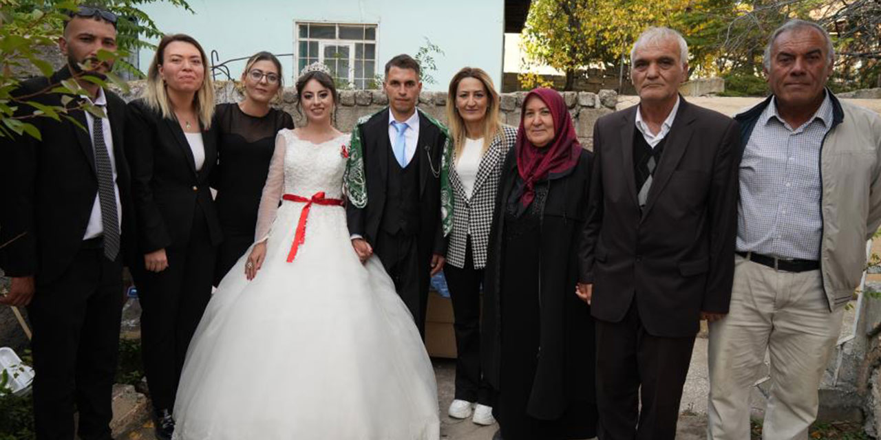 Hacca gidemeyen yaşlı çift birikimleriyle gençlerin düğün hayalini gerçeğe dönüştürdü