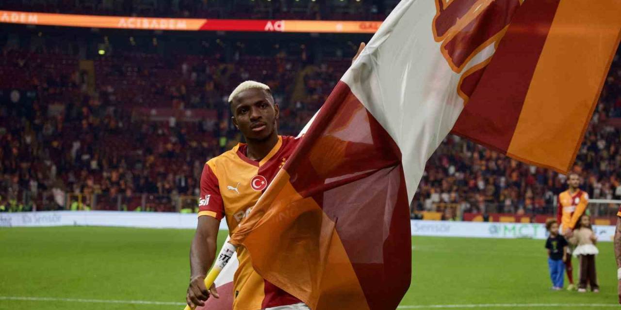 Victor Osimhen, Okan Buruk’u Yakaladı