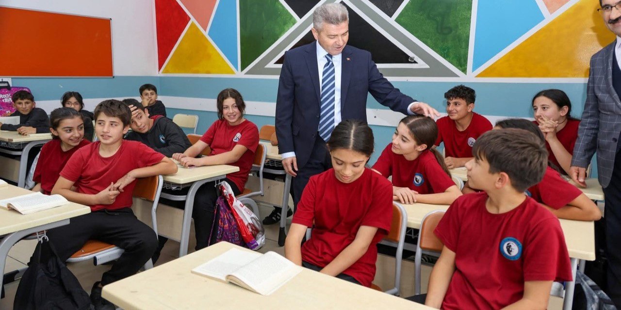 Öğrenciler tulumla karşıladıkları Vali Ergün’den halı saha istediler