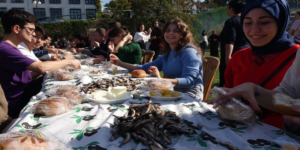 KTÜ'de renkli şölen; üniversiteliler, 3 ton hamsi tüketti