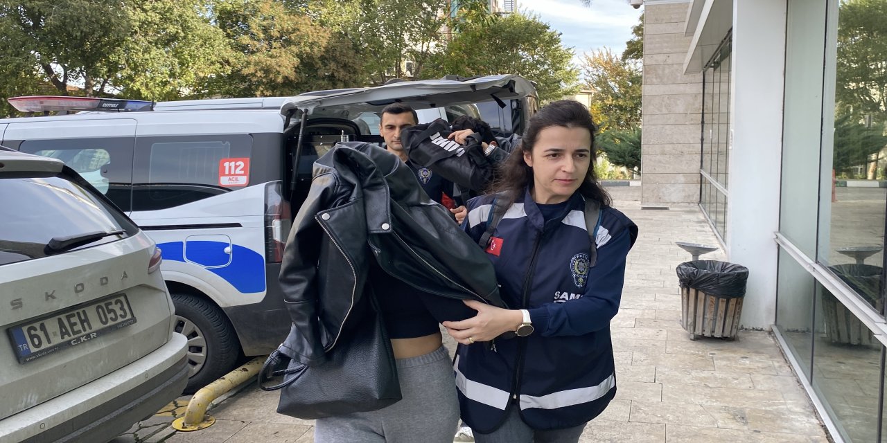 Alışveriş merkezinden yiyecek ve içki çalan 2 kişiye gözaltı