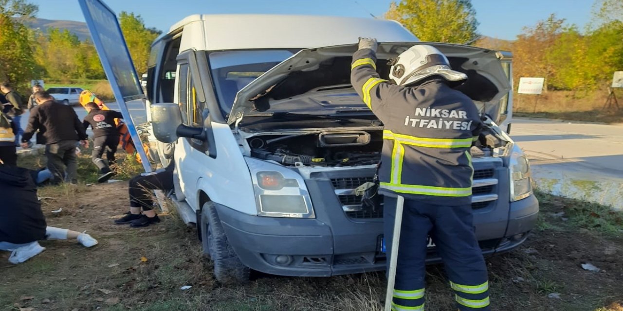 Tokat'ta işçi servisi ile tarım işçilerinin olduğu minibüs çarpıştı, 10 kişi yaralandı