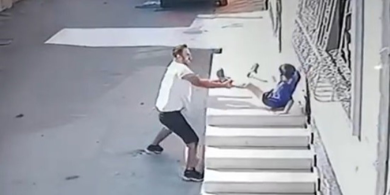 Kovaladığı çocuğu ayak bileğinden tutup yere fırlattı