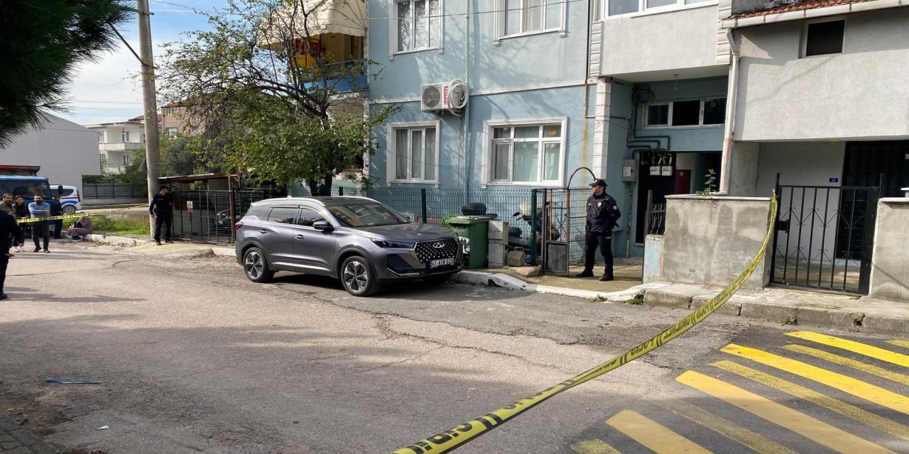 Eşini bıçaklayarak öldürdükten sonra kendini yaraladı