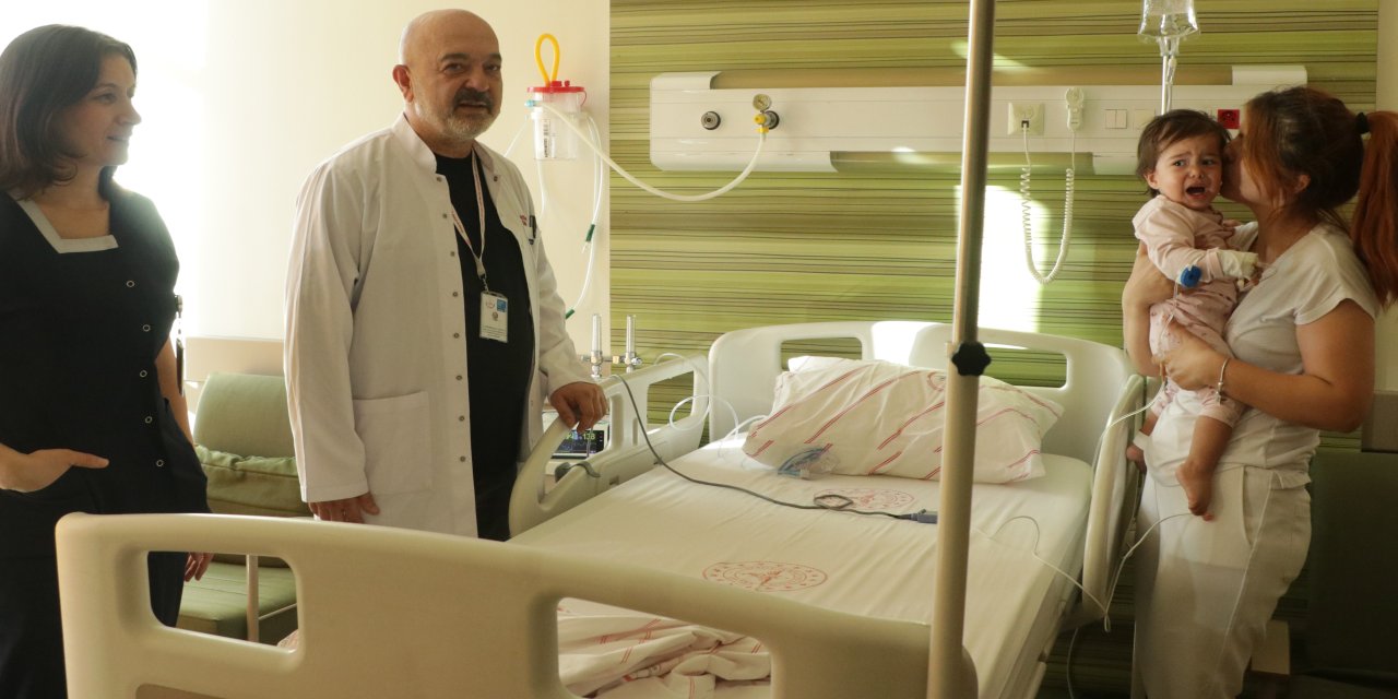 15 aylık bebeğin yemek borusuna kaçan pil ve lego parçası, 3 saatlik operasyonla çıkarıldı