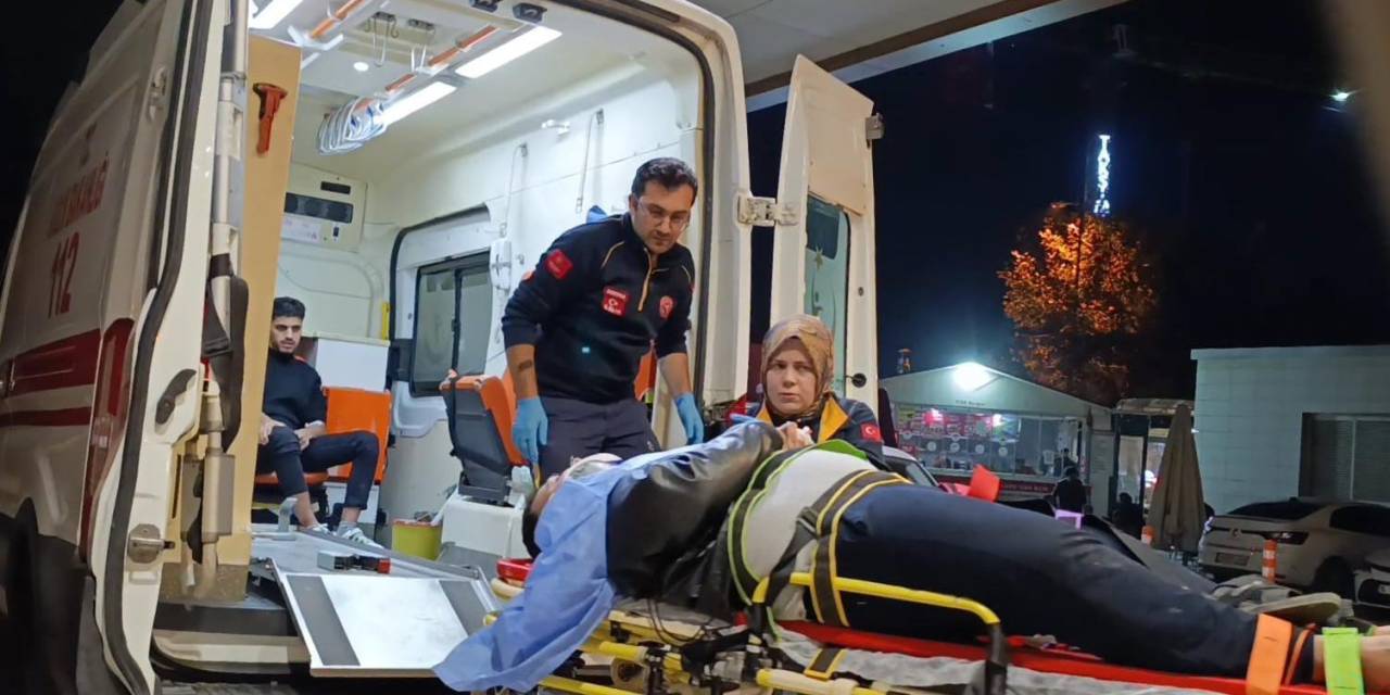 Kontrolden Çıkan Otomobil Ağaca Çarptı: 3 Kişi Yaralandı