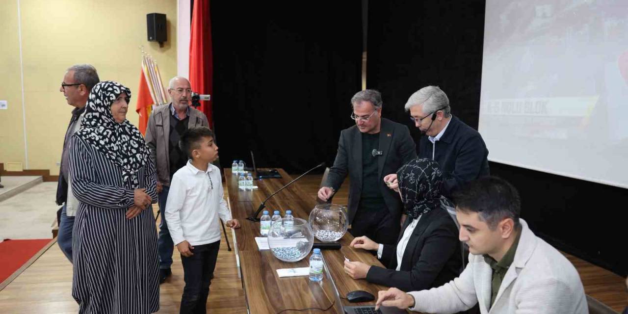 Hacılar’da Merakla Beklenen Konut Kura Çekimi Yapıldı