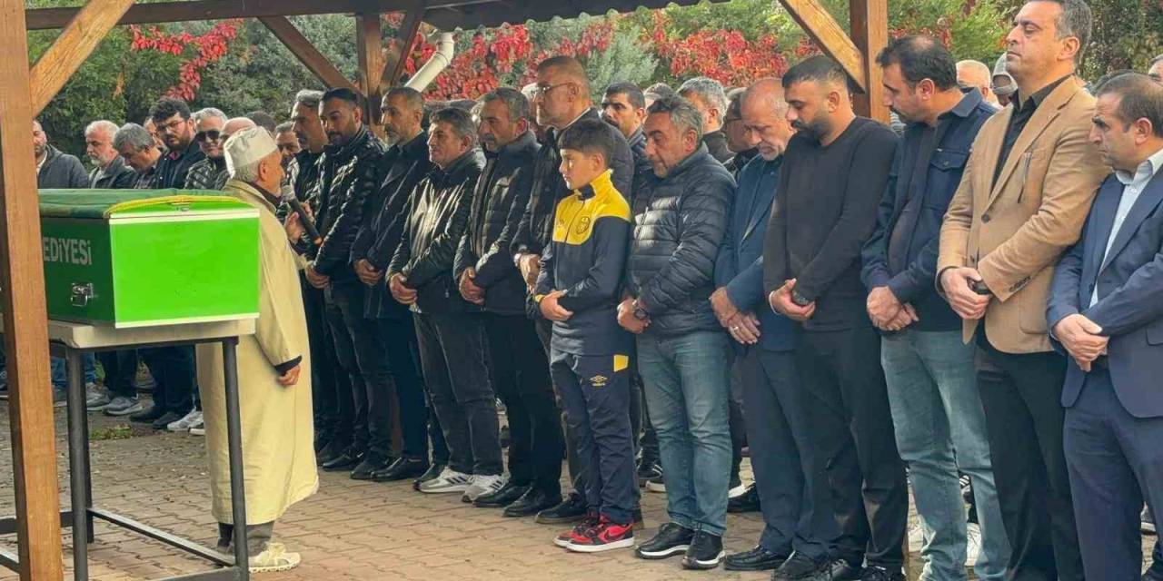 Cezavindeki Odasında Ölü Bulunan Thodex’in Kurucusu Faruk Fatih Özer, Kocaeli’de Toprağa Verildi