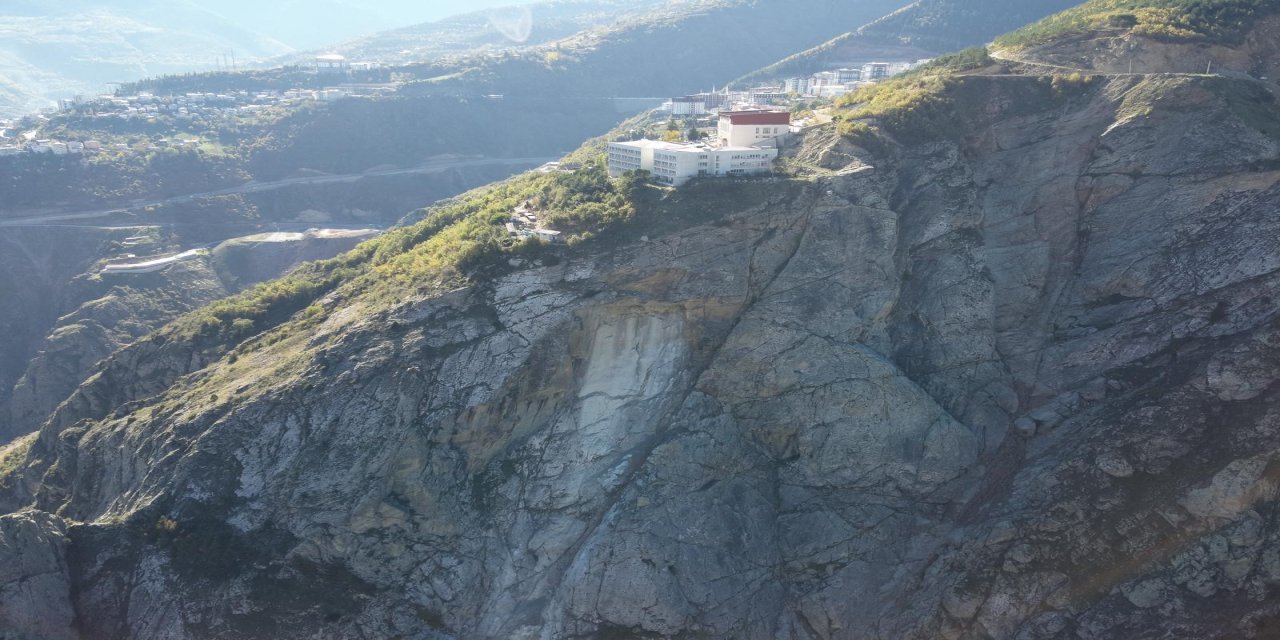 Artvin'de kaya kopması paniğe neden oldu: İki lise tahliye edildi